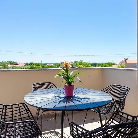 4 Bedroom Cozy In Hébergement de vacances Marčana
