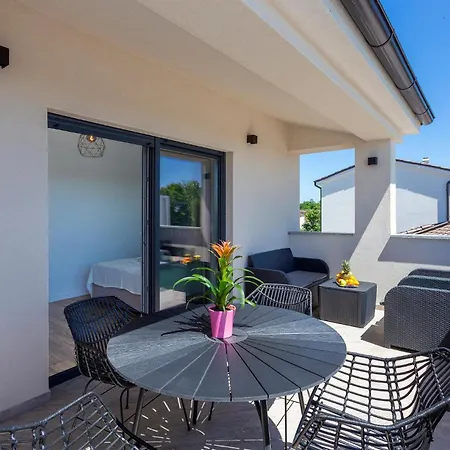 4 Bedroom Cozy In Hébergement de vacances Marčana