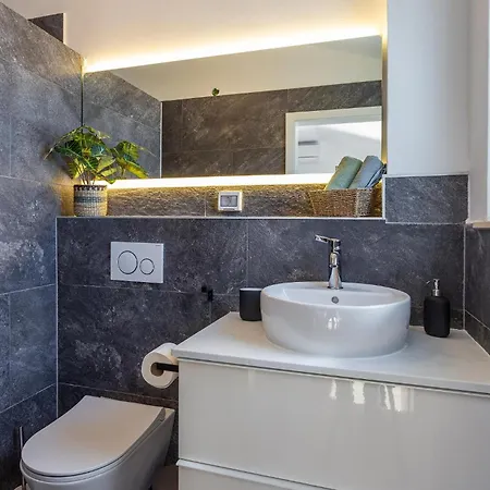 4 Bedroom Cozy In Marčana