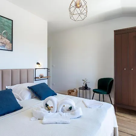 4 Bedroom Cozy In Marčana