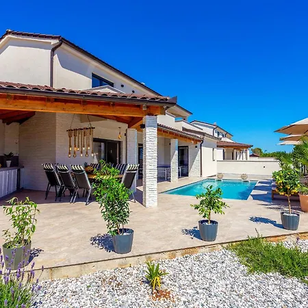 4 Bedroom Cozy In