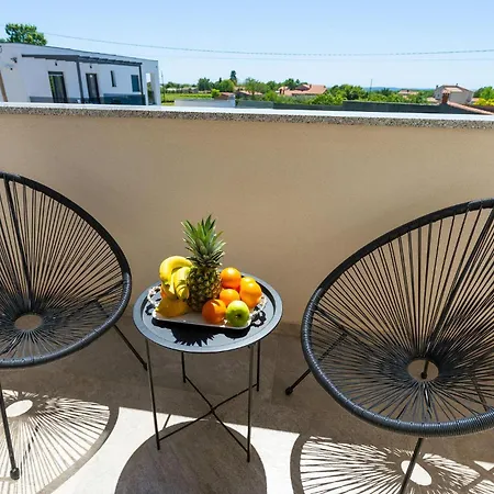 4 Bedroom Cozy In Marčana